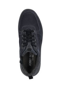 Tmavě modré kožené tenisky s bílým stehováním, šněrovacím designem, polstrovaným límcem a polstrovaným interiérem. Obsahují boční zip pro snadný přístup.