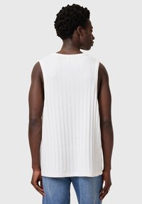 Weißes, geripptes Tanktop mit lockerer Passform, das über einen runden Halsausschnitt und einen geraden Saum verfügt. Die Rückansicht zeigt das strukturierte Design und den ärmellosen Schnitt.