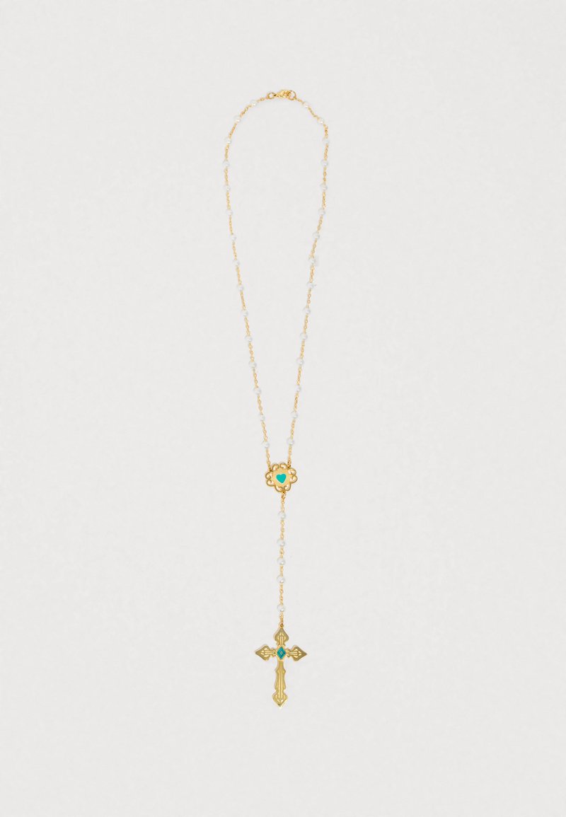 Colier de aur cu pandantiv în formă de cruce, având accente turcoaz și un lanț cu mărgăritare. Crucea are detalii intricate și un finisaj texturat.