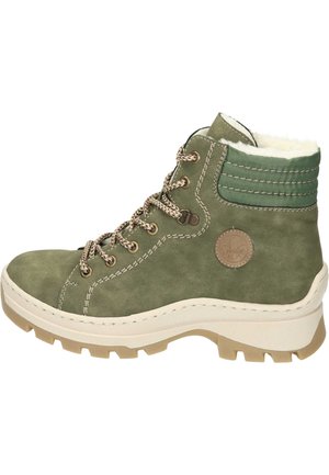 Bottine en suède verte avec un col rembourré, des lacets marron et une semelle en caoutchouc couleur crème dotée de rainures de traction. Étiquette logo sur le côté.