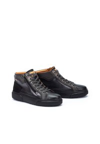 Zapatillas de deporte altas negras de cuero, con cierre de cordones y cremallera, panel lateral texturizado y suela de goma estriada.