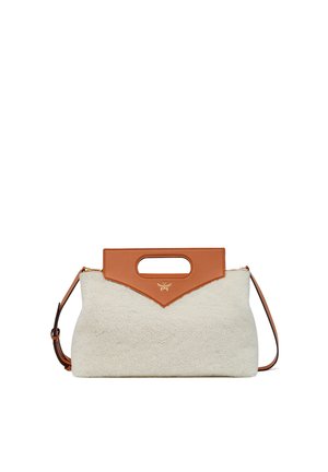 Beige shearling handtas met een leren topgreep in tan en afneembare schouderriem, voorzien van een gouden logodetail en ritssluiting.