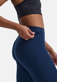 2XU FORM STASH HI-RISE COMPRESSION - Punčochy - midnight white