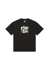 Sort t-shirt med et blomsterdesign, der inkluderer roser, samt en central grafik med en figur mod en tekstureret baggrund.