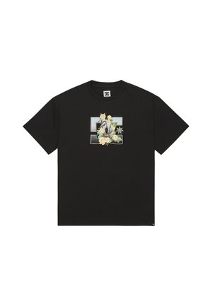 Camiseta negra con un diseño floral que incluye rosas y un gráfico central con un personaje sobre un fondo texturizado.