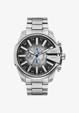 Zilveren Diesel chronograaf horloge met zwarte gradient wijzerplaat, blauwe wijzers, datumvenster en metalen schakelband.