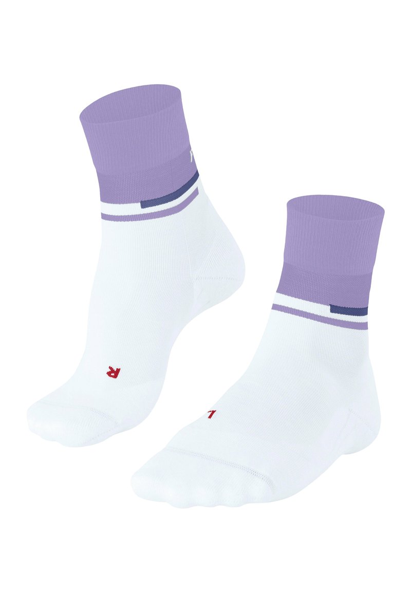 Chaussettes blanches de cheville avec un revers lavande présentant des rayures horizontales en violet et bleu. Comprend un détail "R" rouge sur la semelle.