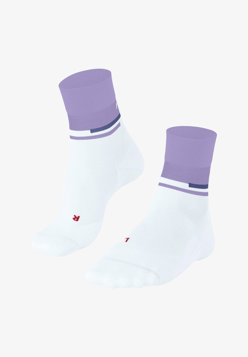 Chaussettes blanches de cheville avec un revers lavande présentant des rayures horizontales en violet et bleu. Comprend un détail "R" rouge sur la semelle.