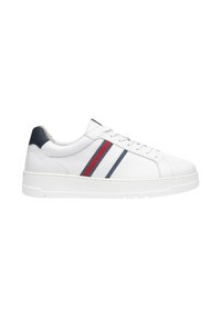 Sneaker bianca con tomaia in pelle liscia, caratterizzata da strisce blu navy e rosse, suola in gomma bianca e allacciatura frontale. Design minimalista.