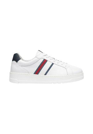 Sneaker bianca con tomaia in pelle liscia, caratterizzata da strisce blu navy e rosse, suola in gomma bianca e allacciatura frontale. Design minimalista.