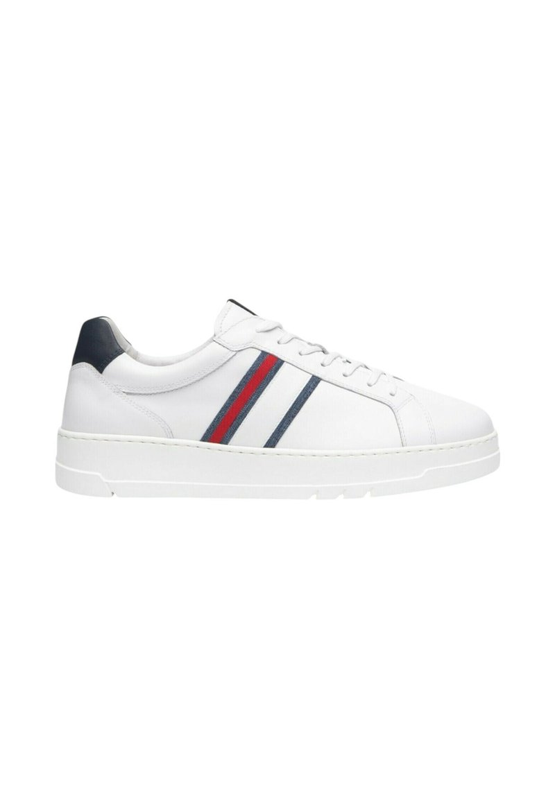 Sneaker bianca con tomaia in pelle liscia, caratterizzata da strisce blu navy e rosse, suola in gomma bianca e allacciatura frontale. Design minimalista.