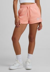 Rosa bomullsmixshorts med elastisk midja, dragsko och vit broderad logotypdetalj på nedre högra framsidan.