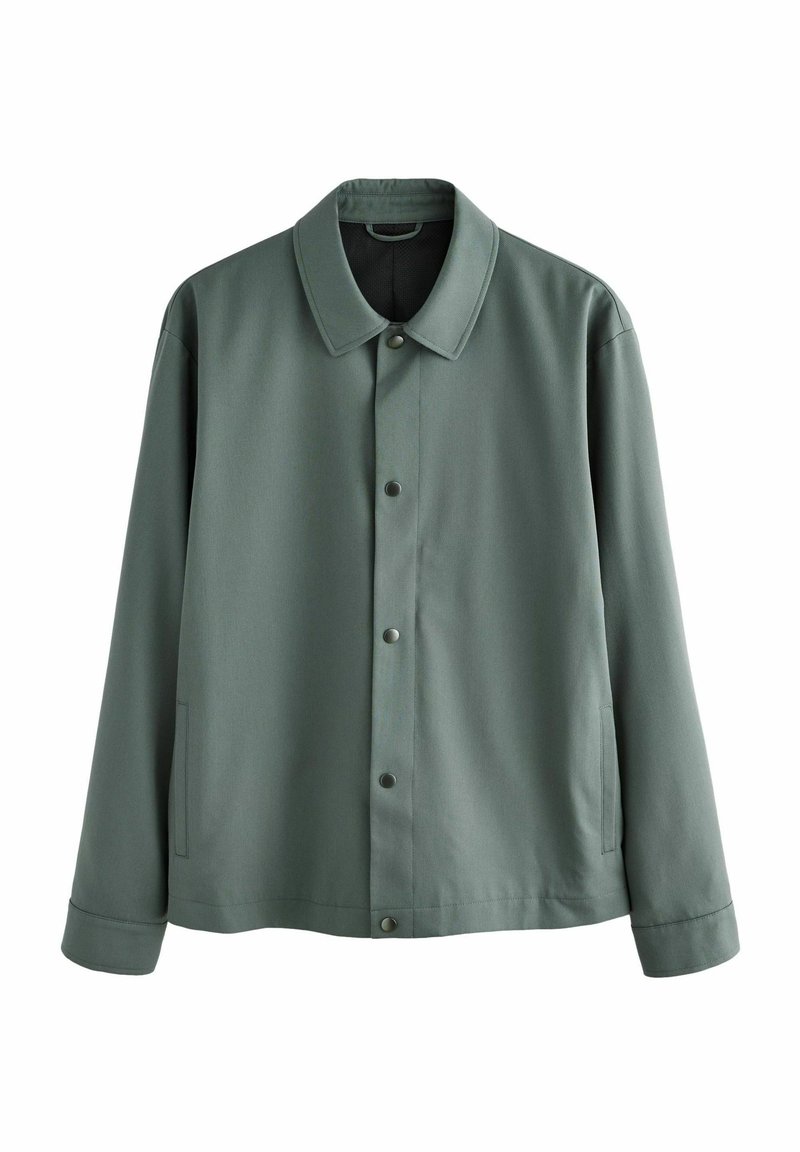 Chaqueta de color verde oscuro hecha de una tela texturizada, con un cuello, botones a presión y bolsillos laterales. Diseño ligero y casual.