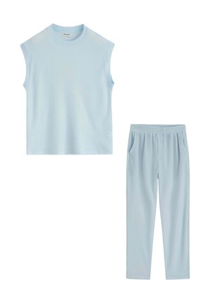 Haut sans manches côtelé bleu clair avec col rond, associé à un pantalon assorti côtelé à taille élastique avec poches.