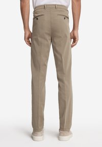 Pantaloni di cotone beige con vestibilità dritta, due tasche posteriori con chiusura a bottone e una vita con passanti per cintura.