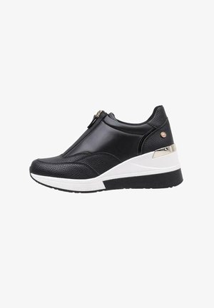 Zapatillas negras con parte superior de cuero texturizado, que cuentan con un cierre de cremallera y una suela de cuña blanca. Los acentos dorados en el talón añaden detalle.