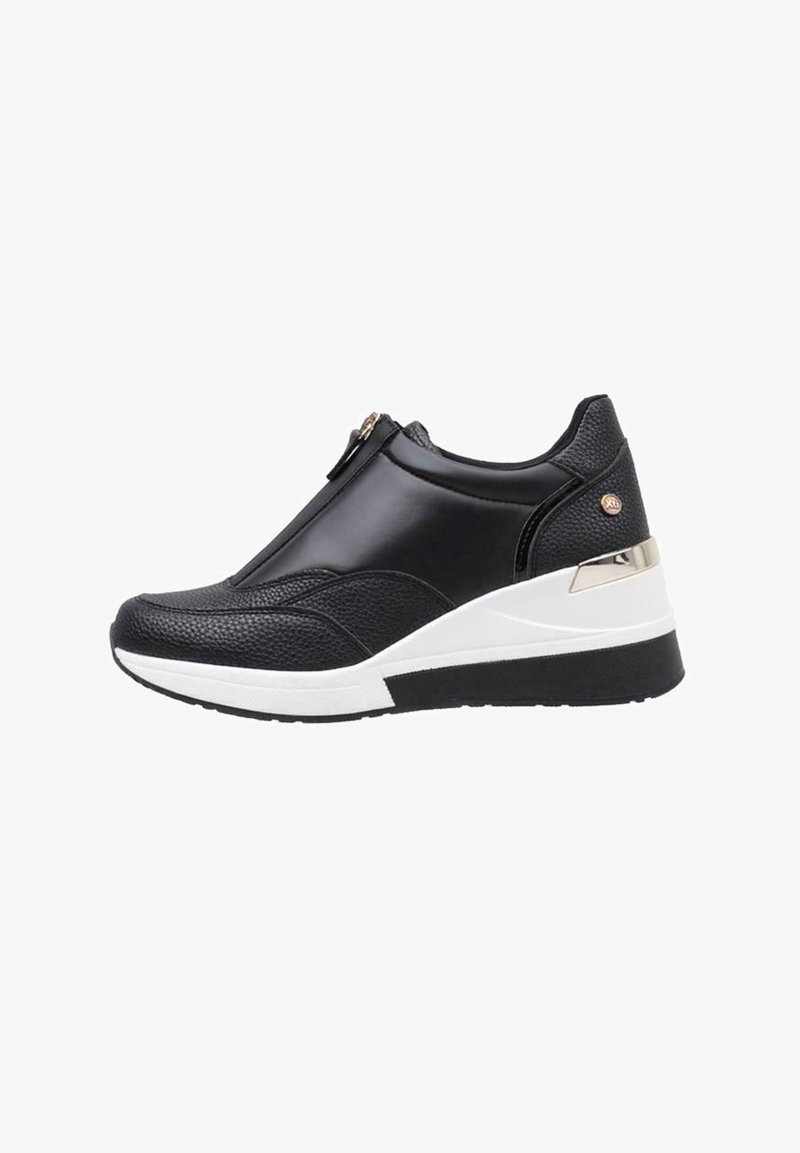 Zapatillas negras con parte superior de cuero texturizado, que cuentan con un cierre de cremallera y una suela de cuña blanca. Los acentos dorados en el talón añaden detalle.