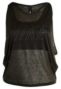 Camiseta sin mangas negra con un ajuste holgado, que presenta un gran logo gris de "NIKE" en el frente y una sutil textura en la tela.