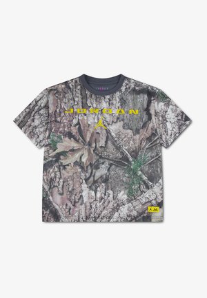 Kortærmet t-shirt med træbark-camouflageprint, gul ""JORDAN""-tekst og gult Jumpman-logo på brystet.