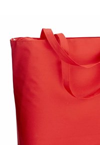 Rote Stofftasche mit zwei stabilen Tragegriffen, Reißverschluss, glatter Oberfläche und einem schlichten Design ohne Muster oder Verzierungen.