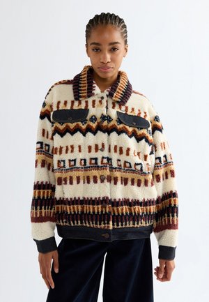 Wrangler, SHERPA TRUCKER - Зимно яке - fun fairisle