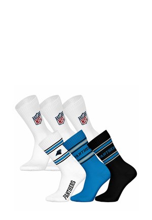 Cuatro pares de calcetines: blancos con el logo de la NFL, blancos con rayas azules y "PANTHERS", azules y negros con rayas azules y "PANTHERS". Mezcla de algodón.