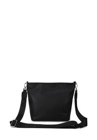 Černá kožená crossbody taška s nastavitelným popruhem, hladkým povrchem, zipovým uzávěrem a kovovými akcenty. Jednoduchý a praktický design.