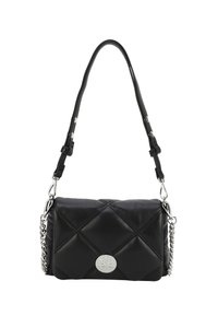 Črna prešita usnjena torbica s srebrnim okovjem, ki ima odstranljivo verižico in okroglo logotipno dekoracijo spredaj.