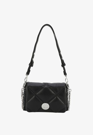 Borsa a tracolla in pelle nera trapuntata con hardware argentato, dotata di una tracolla a catena staccabile e un accento con logo circolare sul fronte.