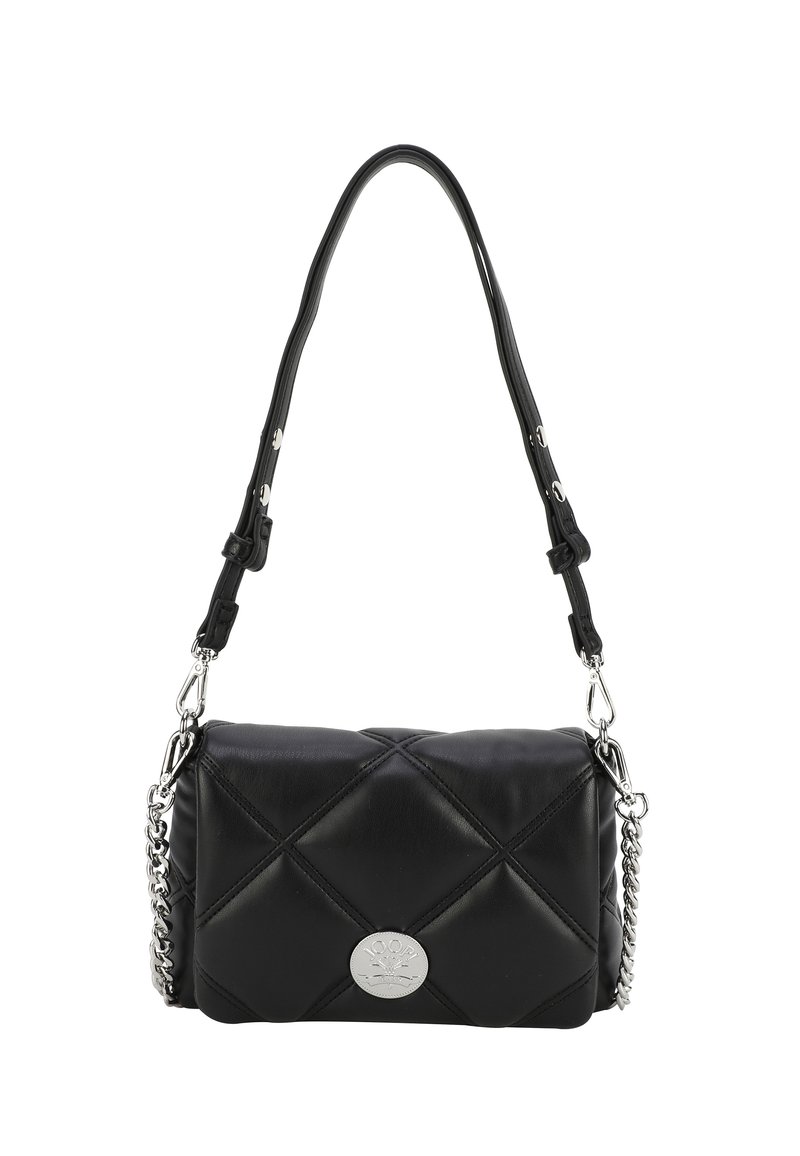 Črna prešita usnjena torbica s srebrnim okovjem, ki ima odstranljivo verižico in okroglo logotipno dekoracijo spredaj.