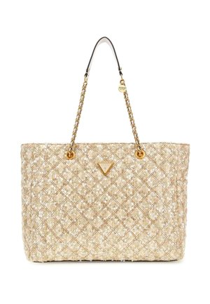 Sac cabas beige matelassé avec sequins dorés, anses en chaîne dorée et plaque triangulaire du logo Guess au centre avant.