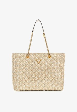 Sac cabas beige matelassé avec sequins dorés, anses en chaîne dorée et plaque triangulaire du logo Guess au centre avant.