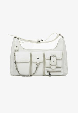 Sac à épaule synthétique blanc avec une finition lisse, trois poches avant, une poche latérale zippée et une anse en chaîne argentée.