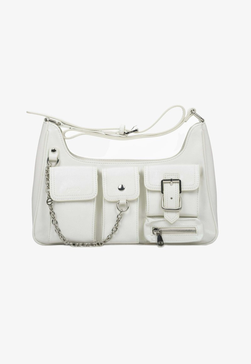 Biała syntetyczna torba na ramię o gładkim wykończeniu, z trzema przednimi kieszeniami, zamykaną na zamek kieszeni po boku i srebrnym łańcuszkiem.