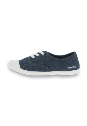 Sneaker in tela di colore blu scuro con punta e suola in gomma bianca. Presenta lacci bianchi e logo del marchio sul lato. Texture liscia in tutta la scarpa.