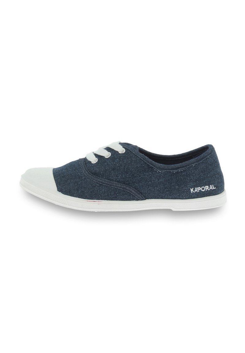 Sneaker in tela di colore blu scuro con punta e suola in gomma bianca. Presenta lacci bianchi e logo del marchio sul lato. Texture liscia in tutta la scarpa.