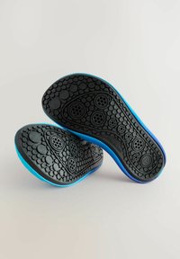 Svarta gummisulor med en texturerad yta, med blå accent runt kanterna och olika mönster för grepp.