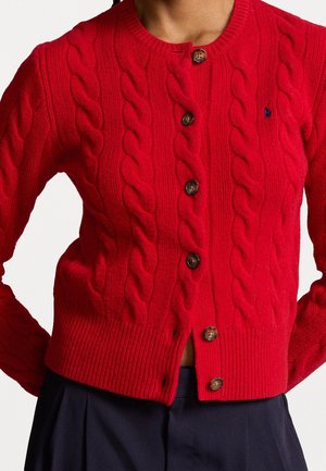 Rode kabelgebreide cardigan met een ronde hals, zes bruine knopen en geribde manchetten. Heeft een effen kleur en een medium gewicht textuur.