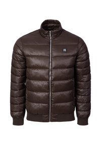 Chaqueta acolchada marrón con cuello alto, cierre de cremallera y bolsillos laterales. Presenta una textura acolchada y un parche con logo en el pecho.