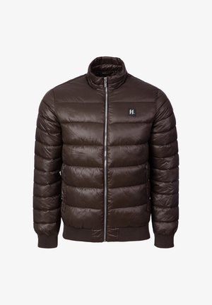 Bruine donsjas met een hoge kraag, ritssluiting en zijzakken. Heeft een doorgestikte textuur en een logo patch op de borst.