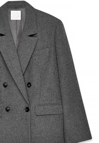 Grå dobbeltbrystet blazer med sorte knapper, snorelapper, klaplommer og en brystlomme, i et tekstureret stof.