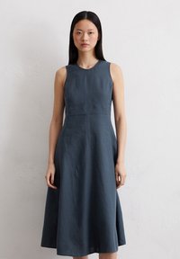 Ärmelloses, knielanges Kleid aus dunkelblauem Leinen mit tailliertem Oberteil, ausgestelltem Rock und glatter Textur ohne sichtbare Muster.