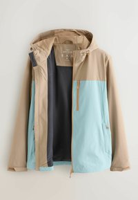 Beige en lichtblauwe regenjas met capuchon, voorzien van een rits aan de voorkant, een borstzak met rits en zakken aan de zijkanten, geopend getoond om de donkere binnenvoering te laten zien.