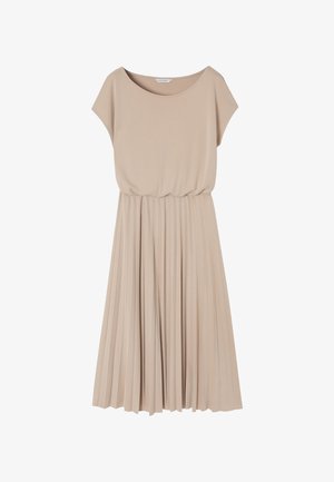 Beige színű ruha rövid ujjakkal és kerek nyakkivágással, plisszírozott szoknyával és rugalmas derékkal a megfelelő illeszkedésért és áramlásért.