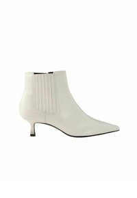 Bottes de cheville en cuir blanc avec un bout pointu et un panneau côte sur les côtés, dotées d'un petit talon et d'une texture lisse.