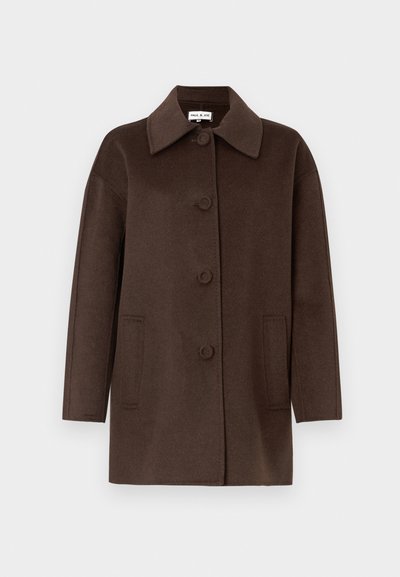 Manteau en mélange de laine brun avec un col structuré, des boutons sur le devant, de grandes poches latérales et une silhouette décontractée. Texture lisse avec un design minimaliste.