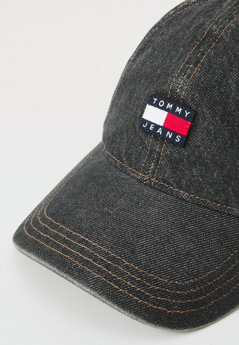 Czarny denimowy czapka baseballowa z wyszywaną wizjerem, kontrastującą pomarańczową nicią i prostokątnym wyszywanym logo Tommy Jeans w niebieskim, białym i czerwonym kolorze.