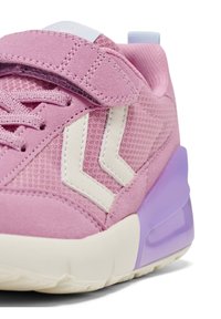 Różowe sneakersy z siateczkowej i zamszowej cholewki, białymi akcentami w zygzakowy wzór oraz liliową gumową podeszwą. Regulowany pasek do zapięcia.