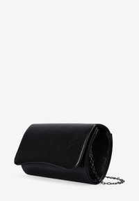 Clutch de cuero sintético negro con solapa plegable, cadena y textura suave. Forma compacta con bordes redondeados, detalles mínimos.