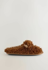 Brun plysset sutsko med en fluffy tekstur, rund form og en lille dekorativ knude. Blødt indvendigt for og fleksibel sål.
